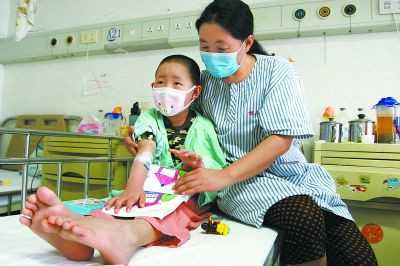 “手拉手”坠楼消防员母亲试管再孕，42岁失独妈妈在深圳顺利产女
